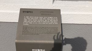 도서관으로 활용 중인 역사 내부