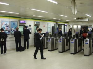 노란색 오이스터 카드 리더가 있는 런던 지하철 티켓 장벽