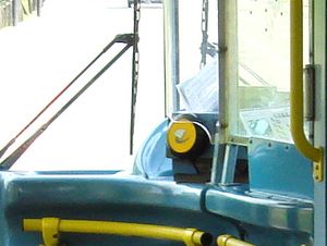 런던 버스 대부분의 입구에 오이스터 카드 검표기가 설치되어 있다.