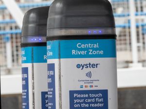 리버 버스 부두에 있는 오이스터 카드 리더