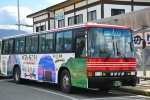 다자와코역에 정차 중인 뇨토 온천행 버스 (2016년 10월)