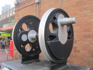 신바시역 시오도메구치 앞에 보존 전시되어 있는 국철 D51형 증기 기관차의 동륜.