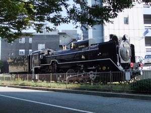 D51 1072전시형의 특징인 반달 모양 돔을 보일러 위에 탑재.(보존 장소: 고베역 부근)