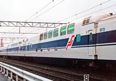 100계 X1편성의 2량 2층 차량 8호차 168-9001(앞)과 9호차 149-9001(뒤) (1985년 촬영)