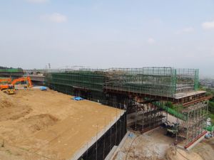 2011년 7월 고후 분지 야마나시현 후에후키시에서 건설 중인 야마나시 시험선 고가교