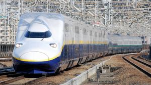 2011년 3월, 초기 옐로우 스트라이프 도색을 한 P5 편성. 열차 뒤편에는 E4와 병결 운행 중인 E3계 신칸센이 보인다.