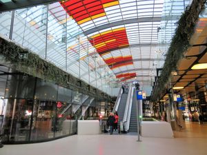 IJzijde(에이 강변) 방향의 역 중앙 홀