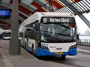 플랫폼 E에서 운행하는 GVB 43번 버스