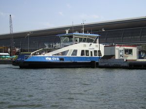 IJ 호수의 암스테르담 센트랄 페리