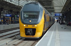 NS VIRM 열차가 암스테르담 중앙역에서 국내선 인터시티로 운행하는 모습.