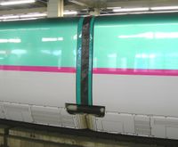 차체 연결 부분, 전주 덮개와 차체 간 댐퍼가 장착되어 있다.