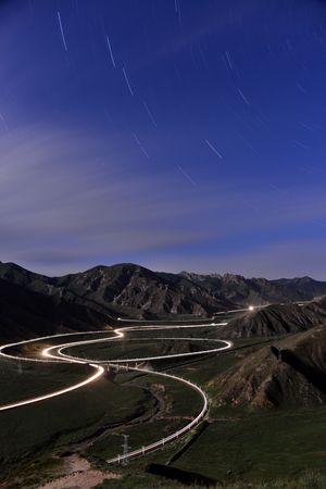 밤에 촬영된 칭하이-티베트 철도의 꽌자오 나선형 선로.