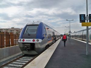 카르팡트라의 SNCF 프로방스-알프-코트다쥐르 지역 철도(TER Provence-Alpes-Côte-d'Azur) 열차