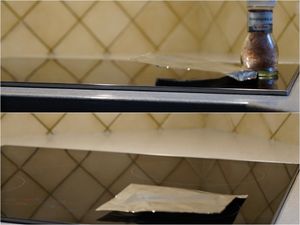 와전류로 인해 유도 조리대 위로 떠오르는 알루미늄 호일