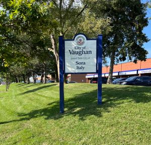 우드브리지에 있는 소라와 쌍둥이 도시 표지판