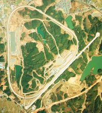 마쓰다 미요시 자동차 시험장.국토교통성 국토지리원 [https://mapps.gsi.go.jp/ 지도·항공사진 열람 서비스]의 항공사진을 기반으로 제작