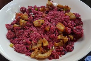 Bagoong alamang은 토마토, 마늘, 양파와 돼지 치차론을 넣고 볶은 것이다.