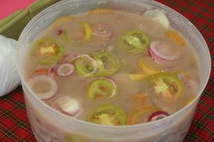 세부에서 토마토와 양파를 곁들인 기나모스(생선 바구옹)