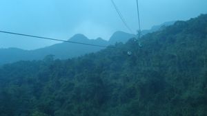 옌뜨 사찰 단지 내 케이블카 네트워크에서 바라본 꽝닌성의 산과 숲