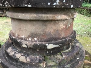 E1에서 발견된 원형 받침대. 비문에는 "이 코사는 가장 강력한 왕 중의 왕인 비크란타바르만에게 바쳐졌습니다"라고 적혀있다.