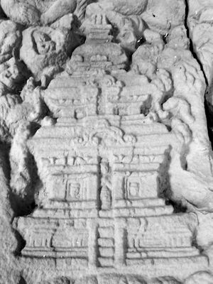 약 10세기 경 참 예술가가 미선 박물관에 있는 이 조각에 참 사원 탑을 묘사했다.