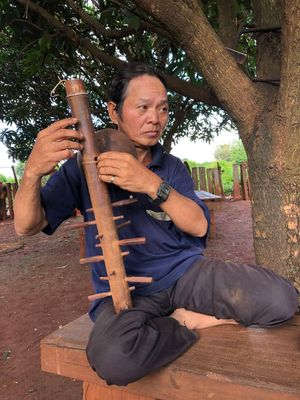 자라이족 남자가 전통 현악기를 연주하고 있다