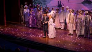 2017년 브로드웨이에서 베트 미들러와 함께한 피어스, 헬로, 돌리!