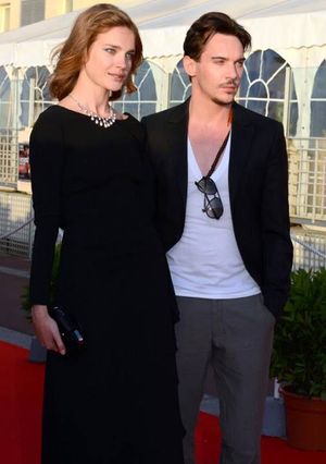 2013년 Belle du Seigneur 시사회에서 나탈리아 보디아노바와 함께 있는 마이어스