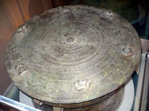 랑선에서 발견된 헤거 II형 동고(Bronze drum)