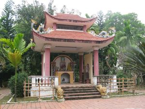 담 아오 차우(Đầm Ao Châu) 호수 인근의 사당, 하호아현