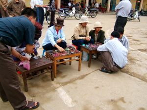 옌바이성 룩옌현의 보석 시장