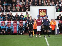 스펜스가 2010년 5월 웨스트햄 데뷔전을 치르는 모습