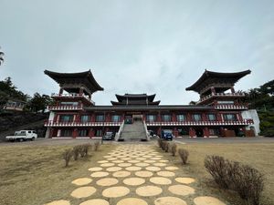 정면에서 본 약천사 대웅전 외 시설 (2023년)