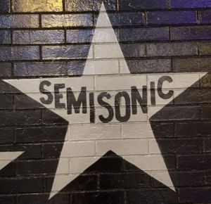 나이트클럽 퍼스트 애비뉴에 그려진 세미소닉의 별