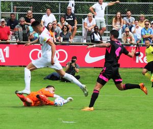 페예노르트에서 뛰는 세네시 (등번호 4번)