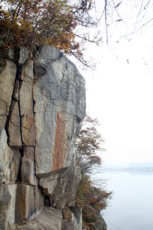 충주 창동리 마애여래상