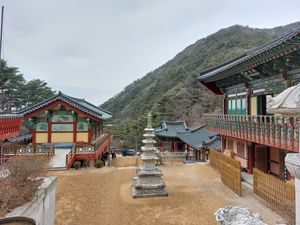  관암사 대웅전에서 바라본 종각(오른쪽 아래)