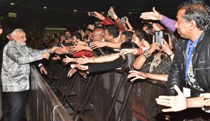 인도 총리 나렌드라 모디가 2016년 7월 8일 요하네스버그에서 인도계 커뮤니티 회원들을 만나는 모습