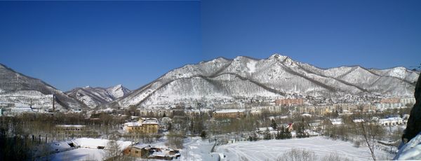 겨울의 달네고르스크 마을. 뒤에는 이즈베스트코바야 산(611 고지)이 우뚝 솟아있다