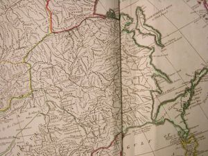 18세기 지도에서 Aaihom ruin'd (올드 아이군)은 치치하얼 지방에 있으며, 그로데코보 유적지와 일치한다. 강 건너편의 Saghalien Ula Hoton은 아이군이다. 블라고베셴스크 자체(Saghalien(아무르)강과 Tchikiri(제야)강의 합류 지점) 근처에는 별다른 것이 없다.