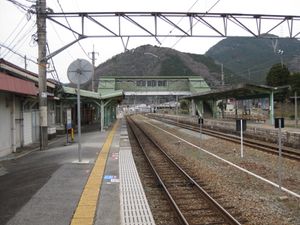 후쿠치야마선 승강장. 2번 승강장 (2013년 3월)