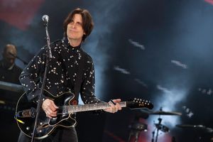 러스티 앤더슨이 Trini Lopez Standard를 연주하고 있다.