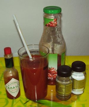 블러디 메리(Bloody Mary)에 사용되는 재료가 섞인 토마토 주스