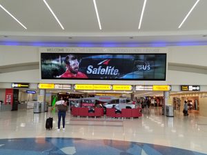 B 탑승구 입구에 있는 주요 항공편 정보 게시판