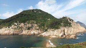 등대섬에서 바라본 열목개와 소매물도의 화강반암