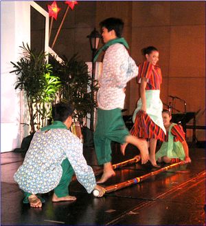 티니클링(Tinikling), 동부 비사야의 사마르-레이테 지역에서 유래한 것으로 추정된다.
