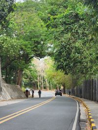  다앙바칼 로드, 교대로 탁탁 로드. 옛 철도 노선의 종착역 잔해는 히눌루강 탁탁 폭포 근처에 위치해 있다.