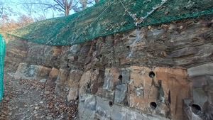 달성군 하빈면 현내리 산 24-6 하빈로82길 도로 절개사면에 드러난 진주층의 노두