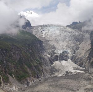 궁가 산에서 흘러내리는 해루거 빙하 2022-8-19