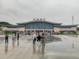 청구 여객 전용선이 운행하는 이빈 서역